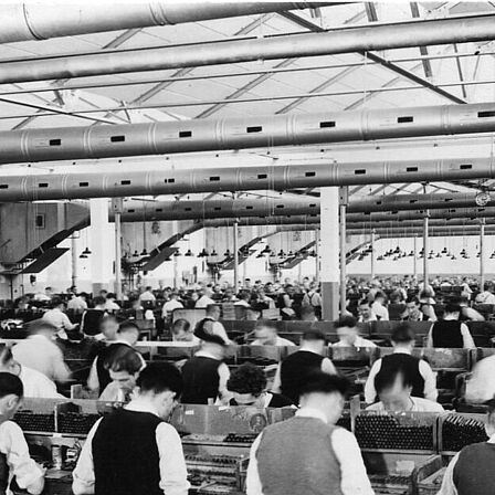 Arbeiders rollen sigaren in de Ritmeesterfabriek