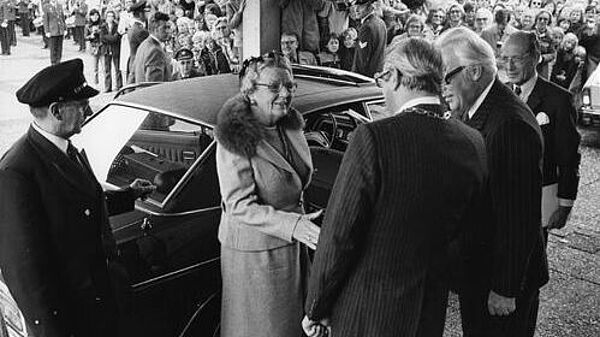 Koningin Juliana begroet burgemeester Bode in 1976